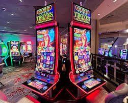Dealer VIP pekantoto memutar roda roulette dalam studio multi-kamera